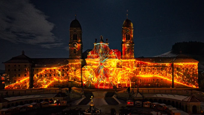 Mit Motiven beleuchtete Fassade des Klosters Einsiedeln. (Bild: Illumination Kloster Einsiedeln / Joe Niederberger)