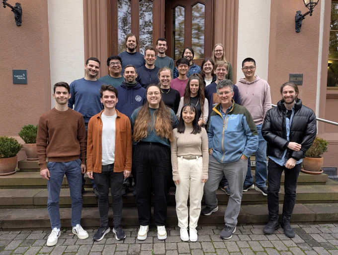 outside picture showing the 20 participants of the SpatialData basel hackathon.
