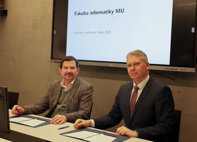 Rektor Martin Bareš a děkan fakulty informatiky Jiří Barnat