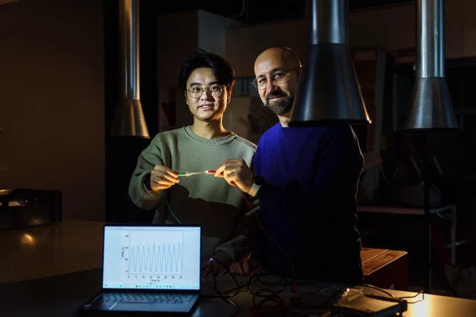 Het doorzichtige plakje in deze foto is een zogenaamde hydrogel | Foto: Reyer Boxem