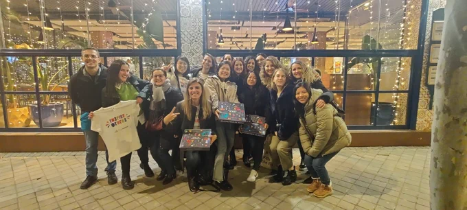 Foto de grupo fuera del restaurante.