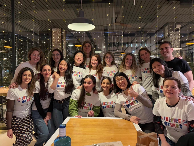 Foto de grupo con las camisetas de Tech SHEssions 2024, con el mensaje "Inspire others".