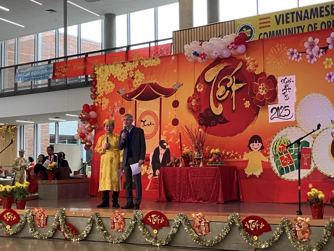 Image of Mayor Wilson talking on stage at the Vietnamese Community of Oregon celebration at McDaniel High School