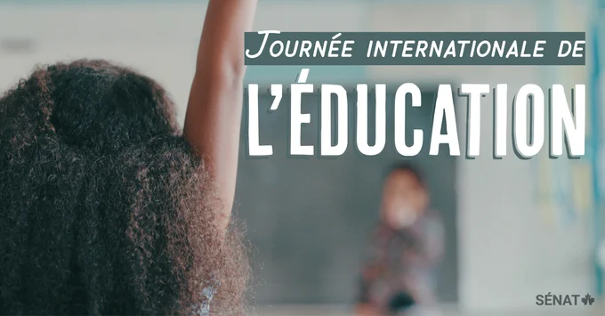 Écolière levant la main en classe. Journée internationale de l’éducation.