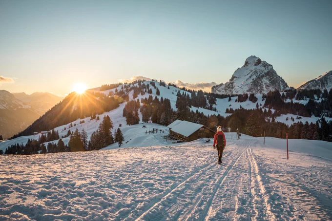 Winterwandern auf der Ibergeregg mit Sicht auf die Mythen. (Bild: Switzerland Tourism / Jan Geerk)