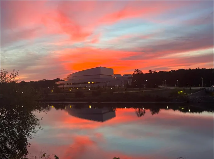 Hancher surrounded by a pink and blue sunset
📸 - Emma