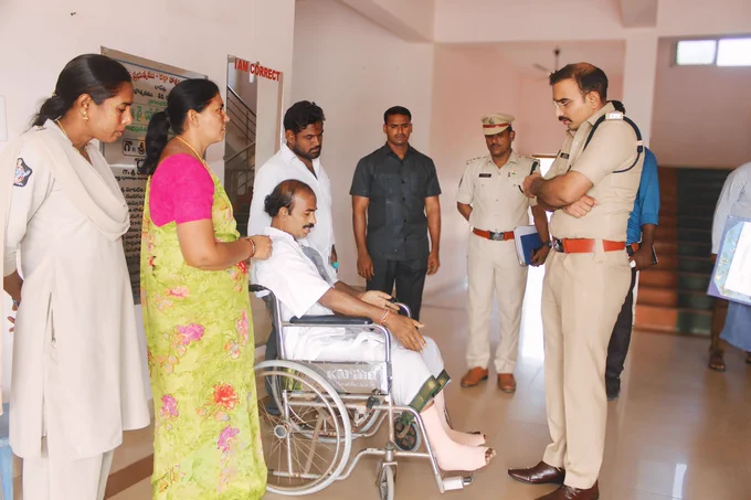 👉మానవతా దృక్పథంతో వ్యవహరించిన జిల్లా ఎస్పీ తుషార్ డూడి ఐపీఎస్

👉నడవలేని స్థితిలో విల్ చైర్ లో వచ్చిన అర్జీ దారుడి వద్దకే వెళ్ళి సమస్యను అడిగి తెలుసుకొన్న ఎస్పీ

👉జిల్లా ఎస్పీ స్పందించిన తీరు పట్ల హర్షం వ్యక్తం చేసిన అర్జీదారులు

👉 అర్జీ దారుల పట్ల సహృదయ భావనతో వ్యవహరించిలి

👉 అర్జీలు పునరావృతం కాకుండా చట్టపరిధిలో సమస్యలు పరిష్కరించాలి

👉 పిజిఆర్ఎస్ కార్యక్రమం ద్వారా వచ్చే అర్జీలు పరిష్కరించడంలో నిర్లక్ష్యంగా వ్యవహరిస్తే ఉపేక్షించబోము  - జిల్లా ఎస్పీ తుషార్ డూడి ఐపీఎస్