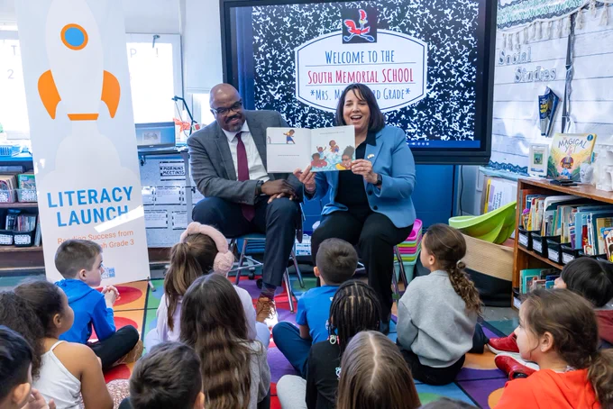 LG Driscoll and Secretary Tutwiler reading to children.