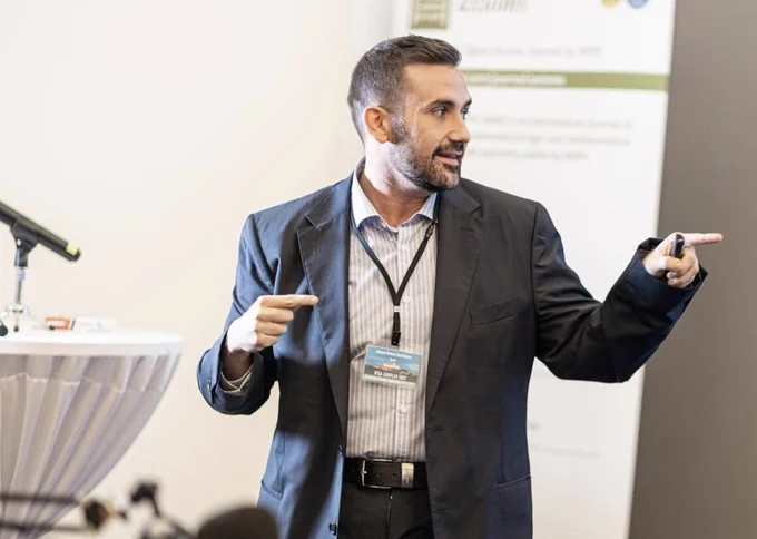 El professor del Departament de Filologies Romàniques de la URV Antoni Brosa, durant una presentació.