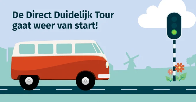Het Direct Duidelijk Tour-busje voor een groen stoplicht met de tekst: De Direct Duidelijk Tour gaat weer van start! 