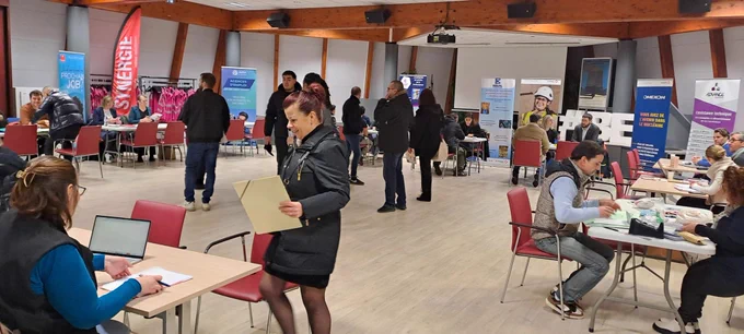 image du forum des métiers du nucléaire de Belleville tables et personnes en entretien