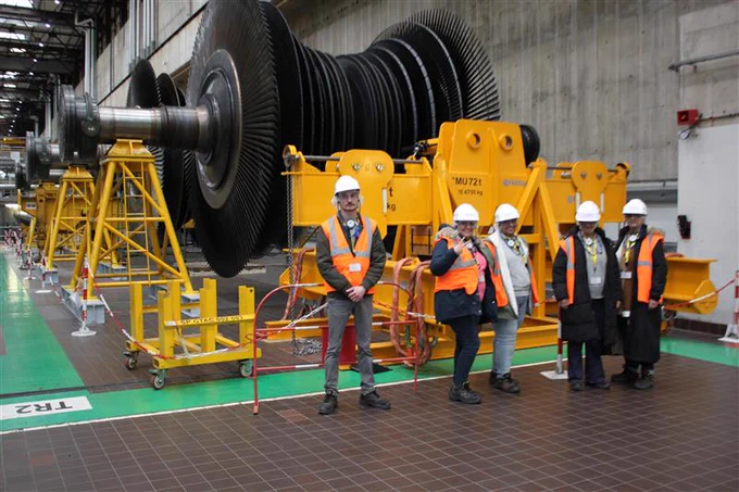 photo des candidats lors de la visite de la centrale de Dampierre, avec gilet orange et casque blanc