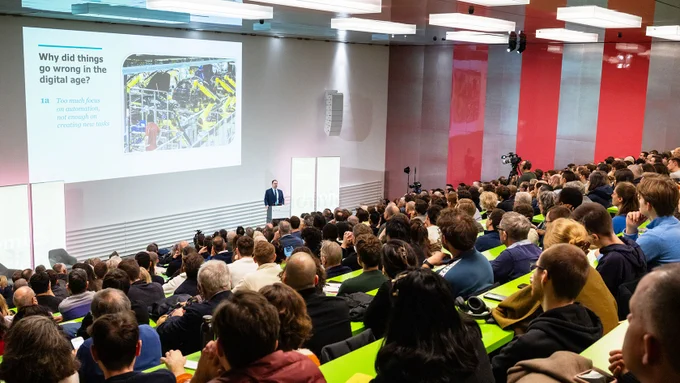 View of the full lecture hall.