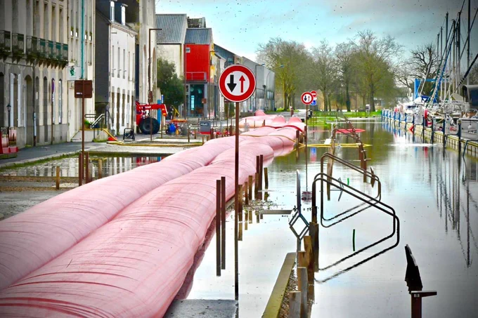 Digue anti-inondation dans la ville de Redon pour limiter les dégâts des crues historiques