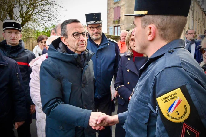 Le ministre de l’Interieur salue un sapeur-sauveteur de la Sécurité civile mobilisé pendant les crues dans l’Ouest de la France