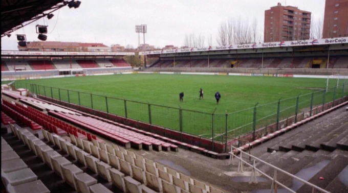 2002 - Logroño, La Rioja, España. Último partido de la historia en el viejo estadio de Las Gaunas. El partido entre el Deportivo Logroñés y el L’Hospitalet fue la última ocasión que el estadio riojano abrió sus puertas para el fútbol de alta competición. 78 años ha estado al servicio del fútbol riojano, desde regional hasta la Primera División.