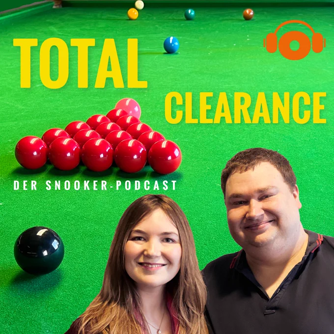 Das offizielle Total-Clearance-Cover mit dem Schriftzug "Total Clearance - Der Snooker-Podcast". Mit Porträt-Bildern von Kathi Hartinger und Christian Oehmicke und ein Snooker-Tisch mit Kugeln im Bildhintergrund.