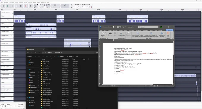 Screenshot des Arbeits-Bildschirms beim Erstellen der 1.000 Folge. Audacity mit Tonspuren, die Windows-Ordnerstruktur und der Ablauf der Episode im Text in einer Word-Datei.