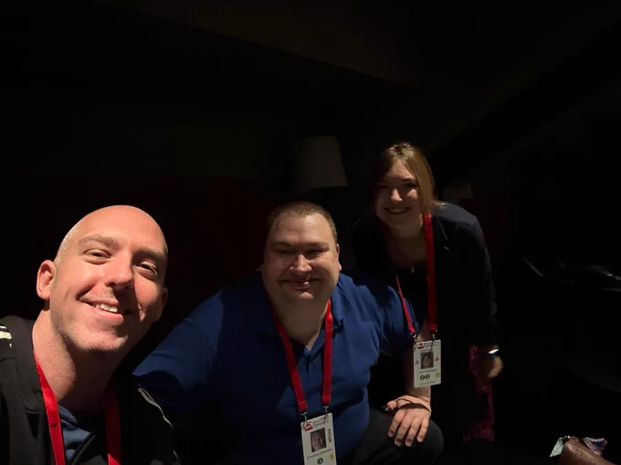 Ein Selfie-Bild mir David Grace, Christian Oehmicke und Kathi Hartinger  nach dem Interview im Berliner Tempodrom (Hintergrund dunkel).