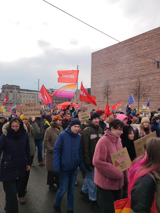 CSD Demo mit Gruppe Linke Fahnen.