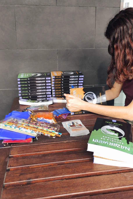 Lo mismo, pero se me ve a la derecha firmando uno de los libros.