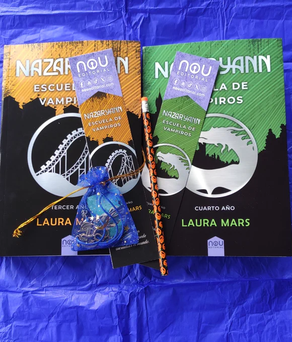 Foto a los libros Nazaryann Escuela de Vampiros preparados con regalos, marcapaginas, colgabte, lápiz.