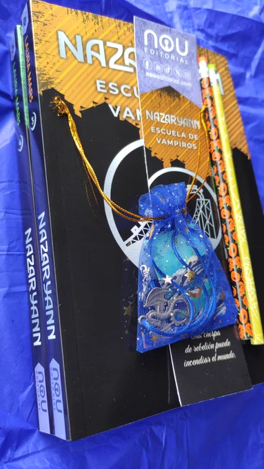 Lo mismo pero desde un ángulo donde se ven los lomos de los libros y se aprecia uno de los lápices con calabazas de Samhein.