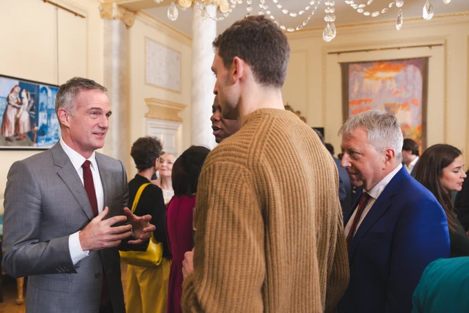Peter Kyle speaking with attendees at the Number 10 AI Reception