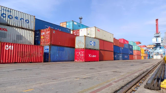 Container telemetry system suppliers are optimistic that it is just a matter of time before more shipping lines commit to installing tracking devices on all their dry freight containers. Safety and regulatory compliance are expected to be major drivers pushing carriers towards adoption.