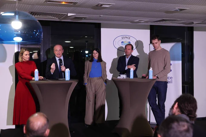 Laurent Marcangeli s’exprime au micro. Il est entouré d’Astrid Panosyan-Bouvet, de Clara Chappaz, de Thibaut Guilluy et d’Arthur Mensch.