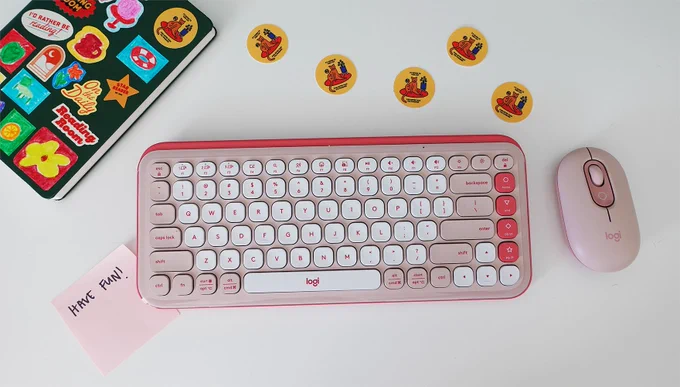 Eine Logitech POP Icon Combo ist auf einem Schreibtisch zu sehen.