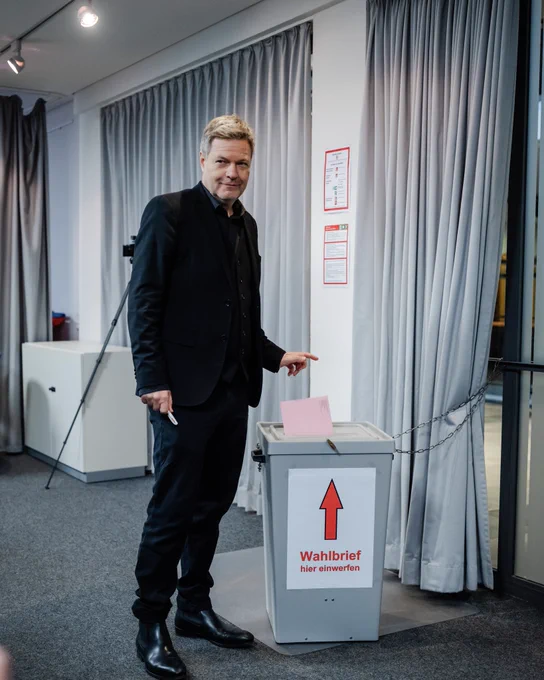 Ein Foto von Robert Habeck, wie er seinen Stimmzettel einwirft.