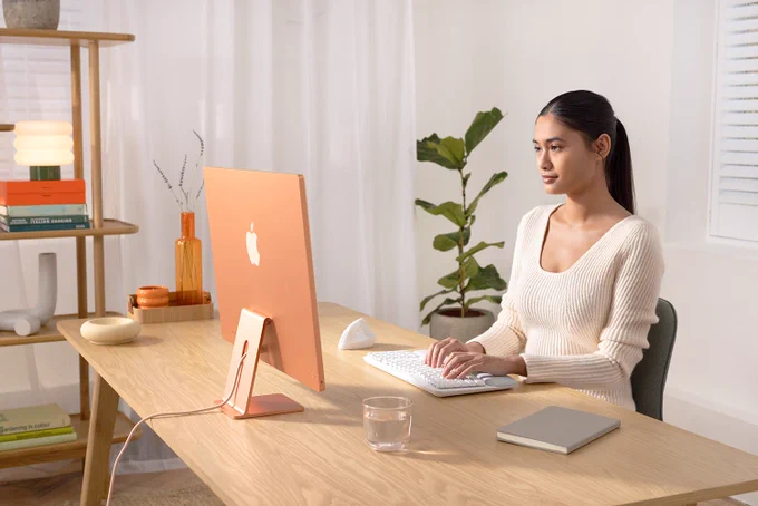 Eine Frau arbeitet mit einer Logitech Wave Keys und Lift.