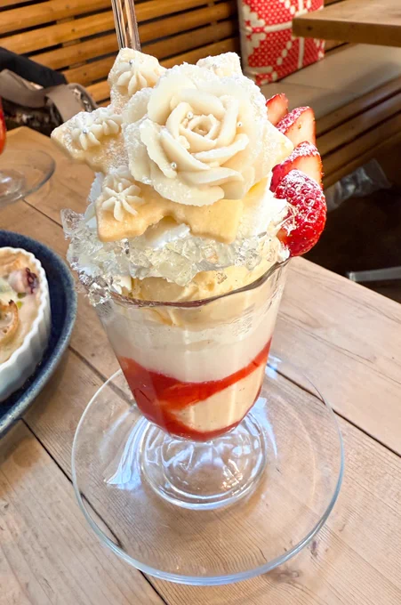 サンデーブランチ:下北沢店。
スノーローズと苺のリエジョア🍓
もう一目惚れで頼んだ笑 パフェドリンクって言うんだね…✨ガラスのストローを吸うとシュワっと炭酸が。生クリームの甘さも控えめ、バニラアイスも入っていて豪華。
雪の結晶のクッキーには白餡で作られた白薔薇も美しい🌹
もちろんとても美味しかったです。
今日は寒かったけれど！