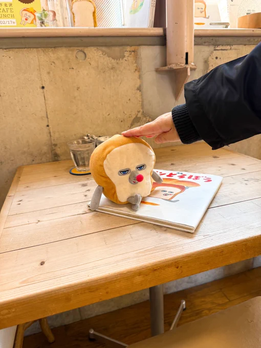 パンどろぼうコラボしてたとは！🍞
コラボ席があって各テーブルにこの子が居たよ笑
見れば見るほどかわいい💕
よく見たら足組んでるの🦶