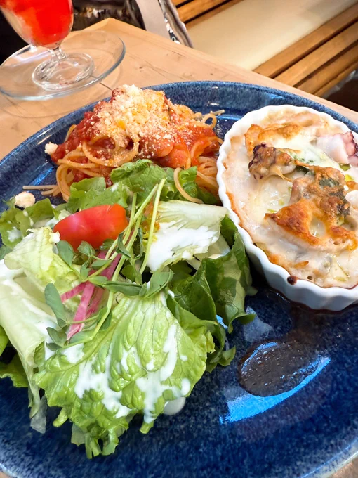 本日のドリア&パスタ🍝
2人で分けて食べて正解だったね…
結構ボリュームあるプレートです。
野菜もたくさん摂れて嬉しい🥬