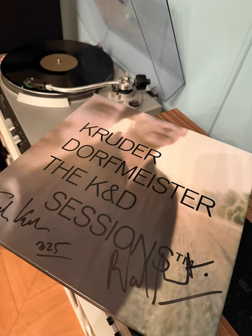 Signiertes Cover von Kruder Dorfmeister - K&D Sessions. Im Hintergrund ein Plattenspieler