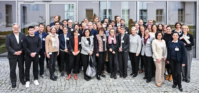 eine Gruppe von Menschen posiert für ein Foto