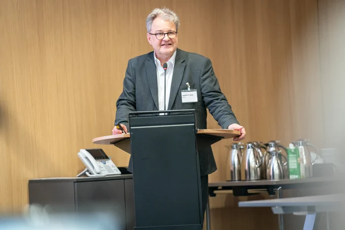 Ein Mann steht am Podium.