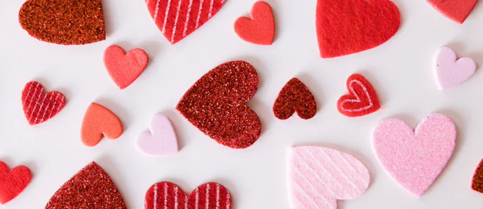 Pink and red felt hearts in assorted sizes, patterns, and colours