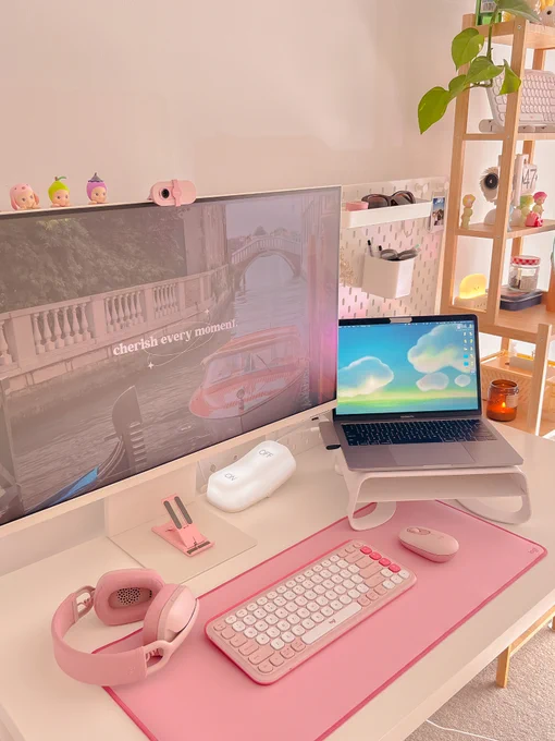 Auf einem bunten Schreibtisch ist eine Logitech POP Icon Combo und ein Zone Vibe 100 zu sehen.