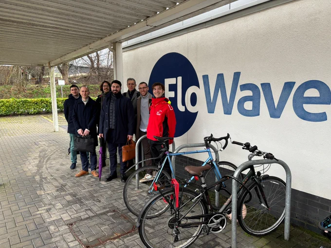 Groupe de personnes devant "FloWave"