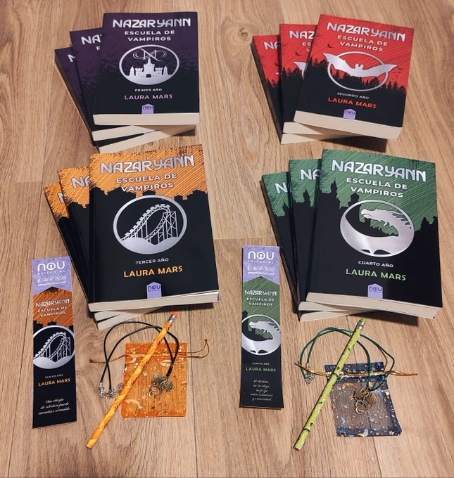 Foto a los 4 NAzaryann, con regalos, marcapáginas, lápices de Samhain, colgantes de dragón