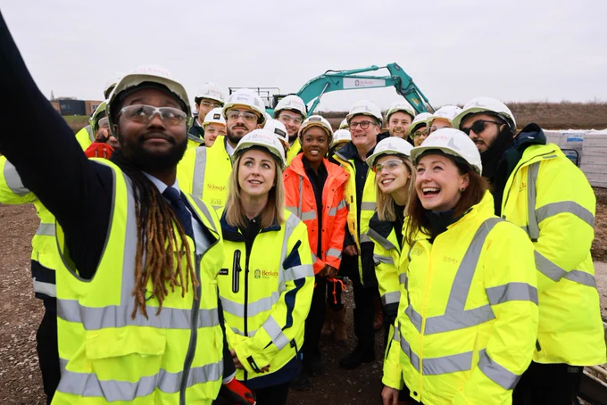 Prime Minister Keir Starmer joins a selfie with construction site workers. 