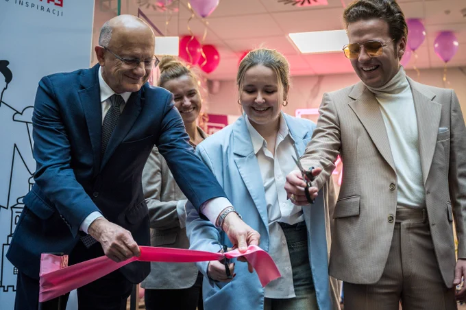 Przecięcie wstęgi przez przedstawicieli młodzieży. Wstęgę trzyma prezydent miasta, Krzysztof Żuk