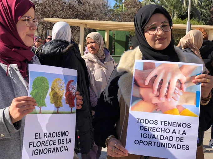 Mujeres concentradas este jueves 13 de febrero de 2025 ante el ayuntamiento de Molina de Segura (Murcia).