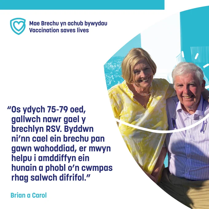 Cwpl hŷn gyda thestun dyfyniad yn annog pobl i gael brechiad
