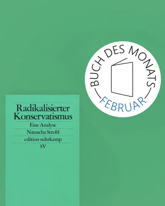Das Buch "Radikalisierter Konservatismus" auf grünem Hintergrund mit einem weißen Sticker mit der Aufschrift "Buch des Monats".