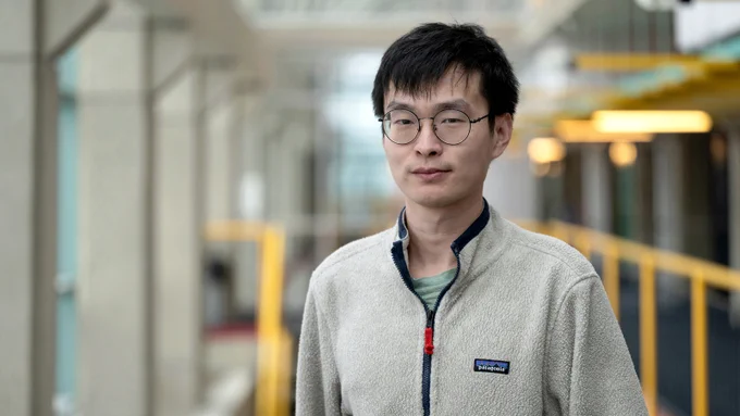 In the photo is Yonghan Yu, a PhD candidate advised by University Professor Ming Li, in Waterloo’s  Davis Centre. Yonghan holds a bachelor’s degree in electronics and communication, with a minor in computing, from City University of Hong Kong.