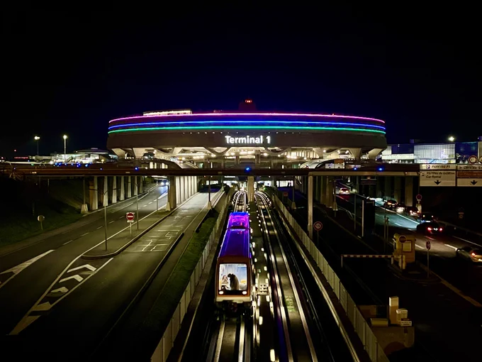 Paris-CDG aux couleurs de la Journée internationale des maladies rares.